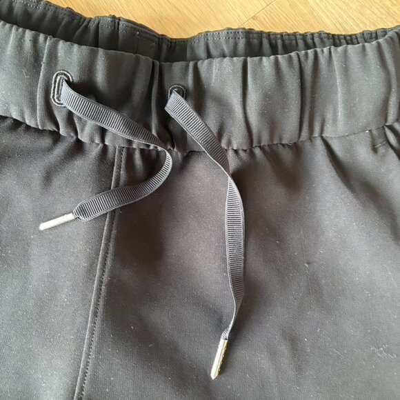 Lululemon On The Fly Short 2.5" Inseam Size 6 W7ARNS Black - Picture 3 of 6